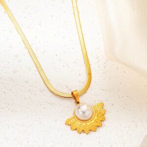 Half-circle leaf mosaic necklace [set with pearls]